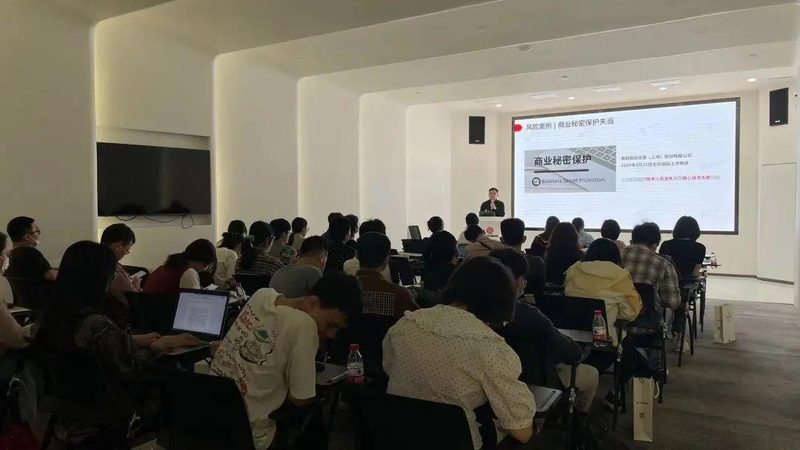 在选择律师时，要关注其资质和执业年限。可以通过以下途径了解律师资质：
